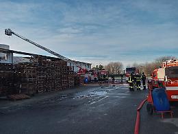 Incendio nella notte alla cereria Triboldi, gravi danni