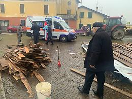 FOTO Volontari feriti mentre smontano la capanna del presepe