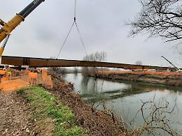 VIDEO La posa delle due campate del nuovo ponte
