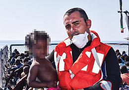 I pianti per i bambini soccorsi: i marinai si raccontano
