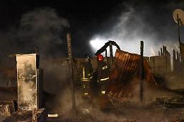 Incendio in baraccopoli migranti nel casertano, un morto