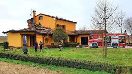 Incendio in villa, vigili del fuoco al lavoro