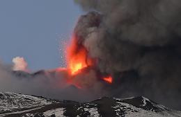 FOTO Etna, lava e fumo: eruzione spettacolare