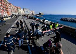 Folla in strada a Napoli: transenne sul lungomare