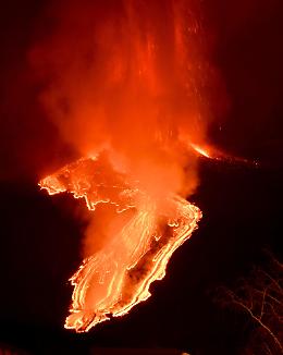 Etna: nuovo parossismo, fontane lava alte 1 km e nube cenere