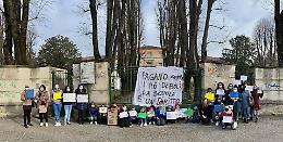 FOTO E VIDEO Sit-in di genitori e alunni davanti alla Stradivari