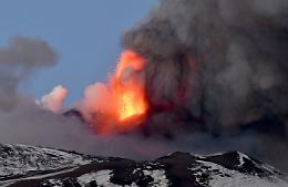 Etna: nuovo parossismo, fontana di lava da cratere Sud-Est
