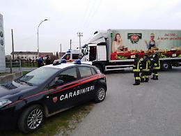 In bici travolto da un camion sulla strada di casa