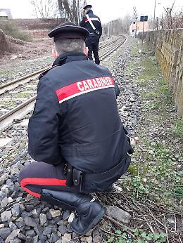 Tenta di uccidersi sdraiandosi sui binari: i carabinieri la salvano