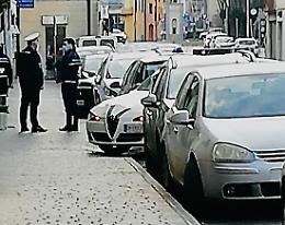 In 15 assembrati davanti a un locale