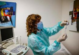 Il piano vaccini: per fasce di età dopo gli over 80, prof e fragili