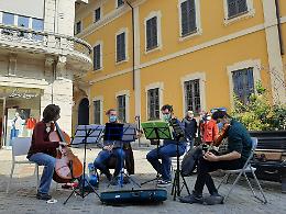 VIDEO In centro la musica dei Los Ibericos