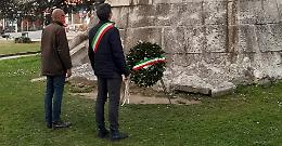 Unità d'Italia, corona ai piedi della statua di Garibaldi