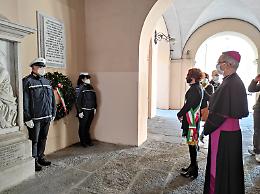 Corona depositata al Famedio da vescovo e sindaco