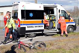 Contatto bici-camion, ciclista ferito 