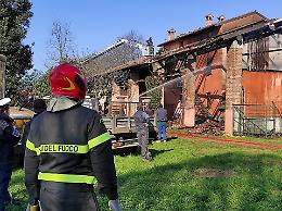 Rogo in cascina, fienile e casa distrutti