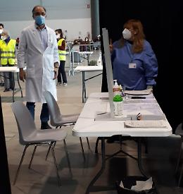 La professoressa Balotta in servizio all'hub di CremonaFiere