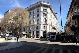 Maxi gru in corso Mazzini per il restyling del condominio