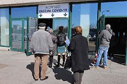 Caos vaccini, il portale delle Poste sostituirà Aria ma solo dopo Pasqua