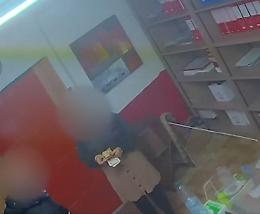 Dà un «aiuto» agli immigrati, la polizia arresta impiegata