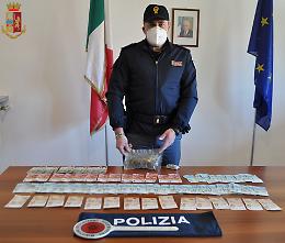 In auto con la marijuana, tenta la fuga e aggredisce gli agenti