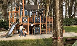 Genitori e figli al parco in spregio ai divieti