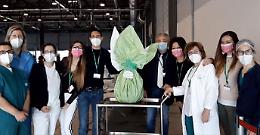 Uovo di Pasqua gigante per gli operatori dell'Hub di Cremona