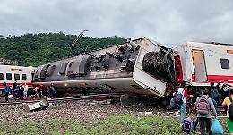 Taiwan: almeno 36 morti in deragliamento, si teme strage