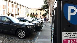 Sosta, tariffe congelate e no a tagli degli stalli gratis