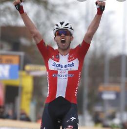 Giro delle Fiandre, Asgreen batte Van der Poel 