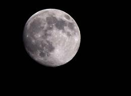 La Superluna saluta il cielo di aprile