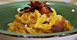 Mito pasta alla carbonara, dalla ricetta classica a quella con il pesce. La novità è nel sushi