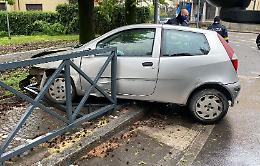 Auto sfonda le protezioni del parco giochi