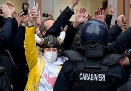 Tensione al sit in IoApro, manifestanti caricati a Roma