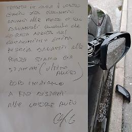 "Il tuo gatto ci dà fastidio": ignoti vandalizzano l'auto
