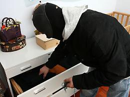 Gang di ladri in azione, furto e danni in casa