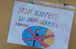 FOTO Bimbi, messaggi anti-degrado in piazza S. Agostino