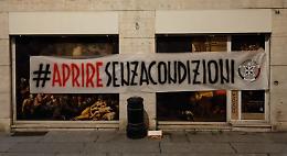 Striscione di Casa Pound in corso Garibaldi