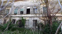 «Ex ospedale nel degrado: un futuro solo dalla vendita»