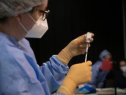 Vaccini, via alle prenotazioni per la fascia 60-64 anni