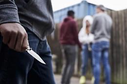 Ferito da una coltellata, 24enne in ospedale