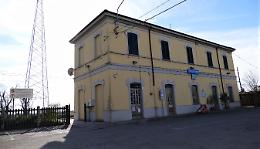 AUDIO - Bloccati per sei ore in stazione: sfamati da una residente