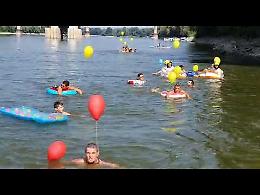 VIDEO Tradizionale bagno di Ferragosto nel Po