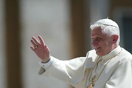 Addio a Ratzinger, tanti turisti cambiano programma: domani i funerali