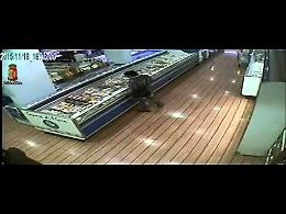 Le due sorelle riprese dalle telecamere di sorveglianza di Sapore di mare/2