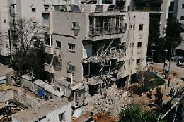 Ondata di missili balistici dall'Iran contro Israele, sei feriti