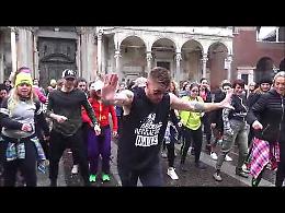 VIDEO Zumba, flash mob con Marlon Alves in piazza del Comune a Cremona