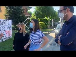 VIDEO Castelvetro, i commercianti  lanciano l'hashtag #condannatiachiudere