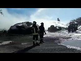 VIDEO I vigili del fuoco al lavoro per spegnere l'incendio