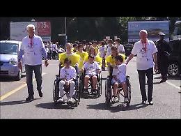 VIDEO Diversamente Uguali, il giro in carrozzina per le vie della città
